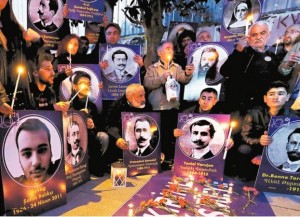 Armenios conmemoran con velas y fotografías a víctimas del genocidio, ayer en Estambul